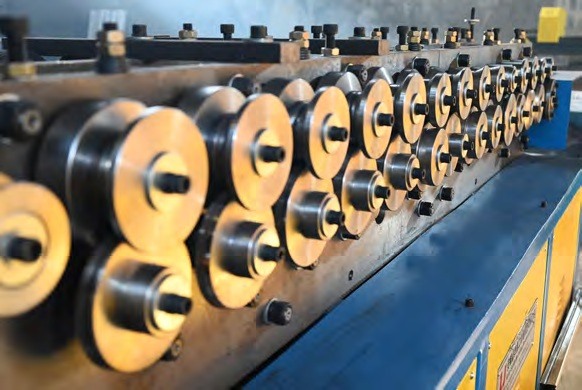 Sheet metal forming rollers on the duct manufacturing line